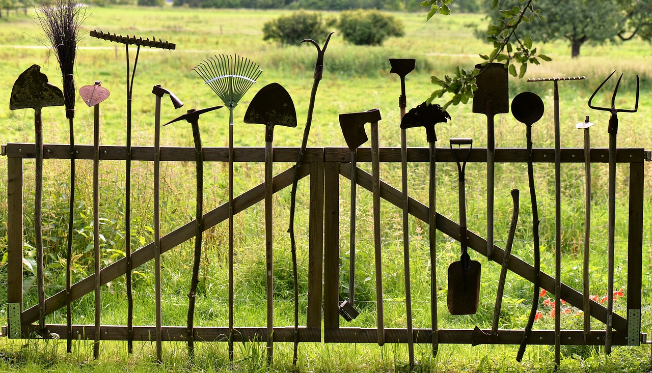 garden tools, old, second hand-1478547.jpg