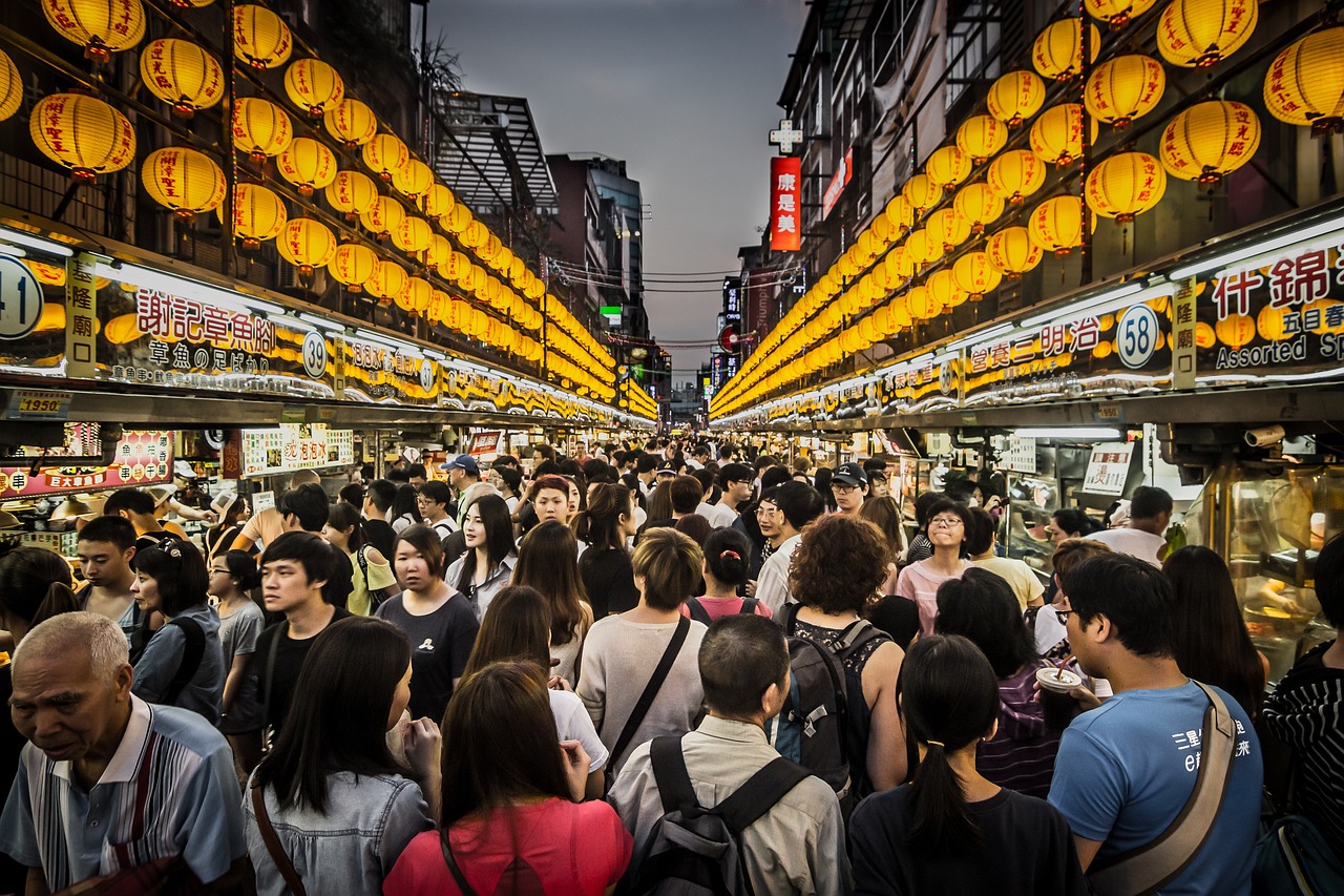 night market, crowd, seafood-1714683.jpg